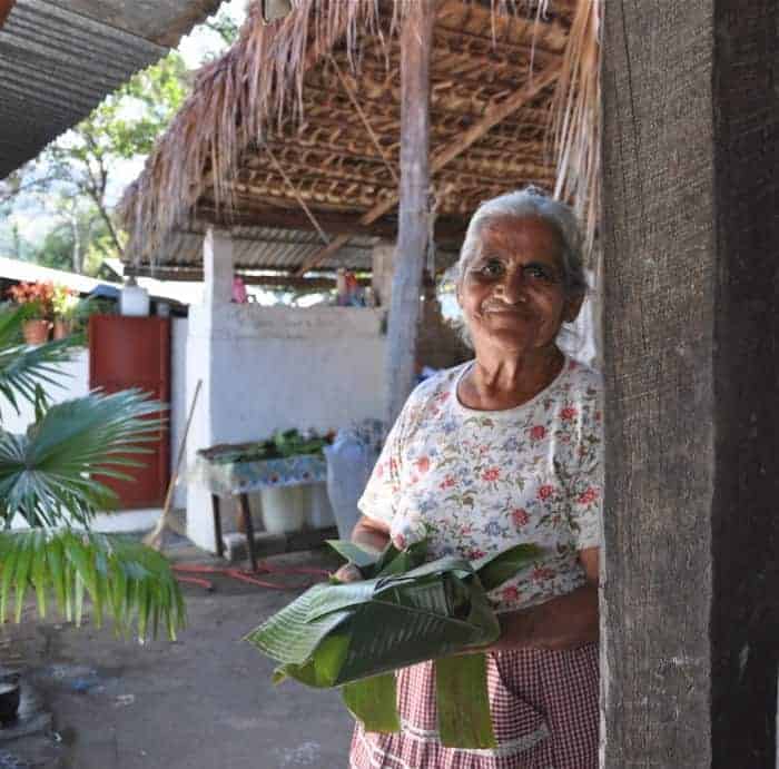 Frau kocht in einer Freiluftküche in Guatemala.