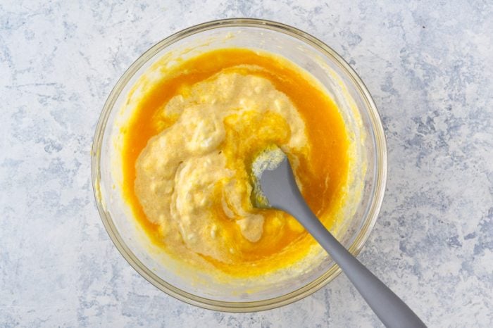 Mix the gelatin with mango puree