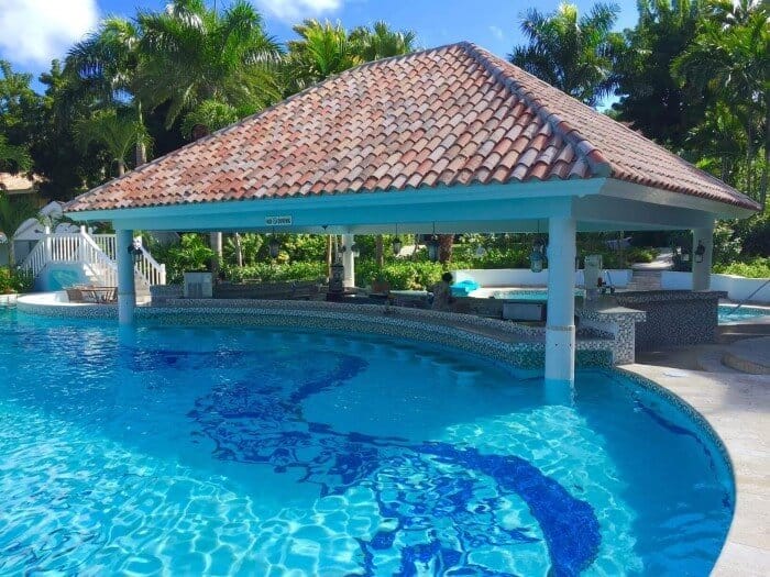 Swim up bar at Caribbean Grove Sandals Grande Antigua