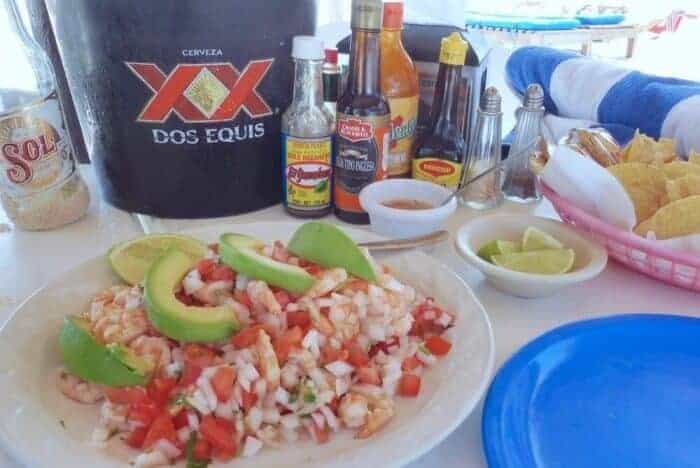 Ceviche en un plato en el Restaurante Club de Playa La Playa XPU-Ha