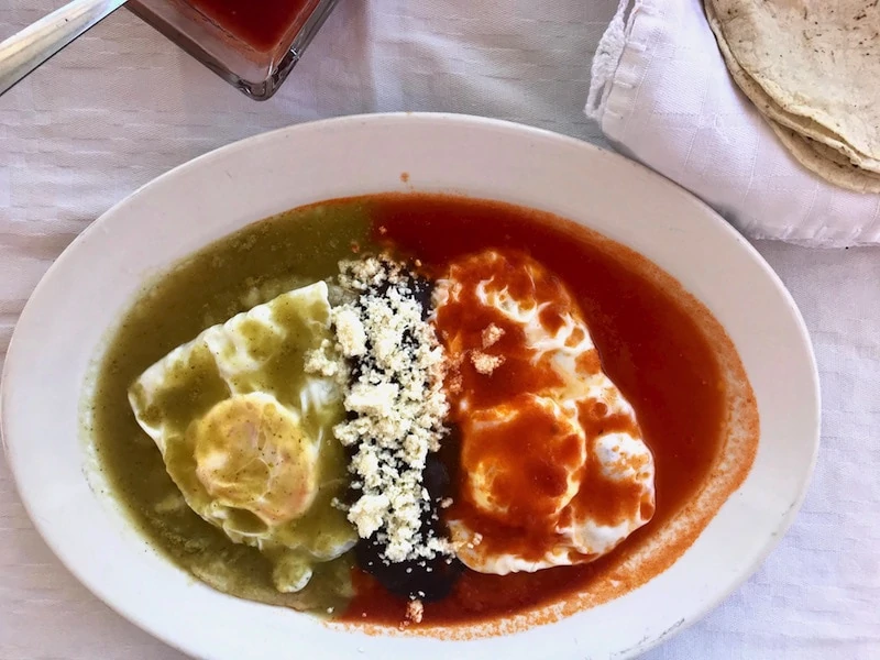 A plate of huevos divorciados at Restaurante Dona Claudia.