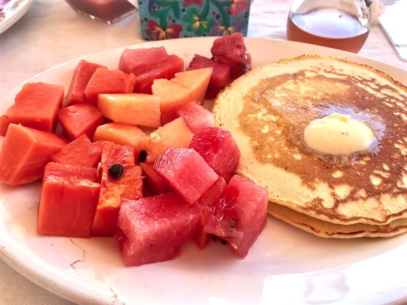 Breakfast pancakes and fruit at Restaurante Doña Claudia Mercado Zicatela.