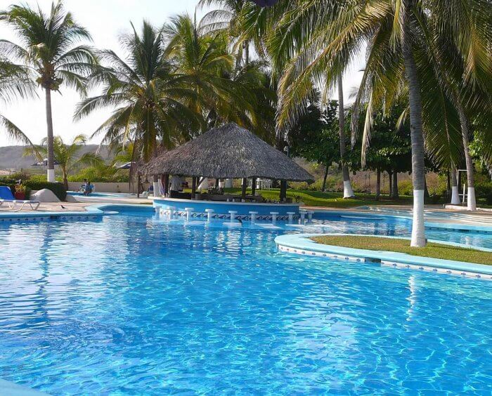 Swimming pool and swim-up bar at Beach Club Villa Sol at Bacocho Beach
