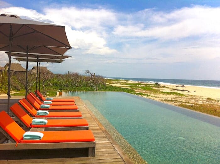 Orange lounge chairs and swimming pool at Hotel Escondido in Puerto Escondido