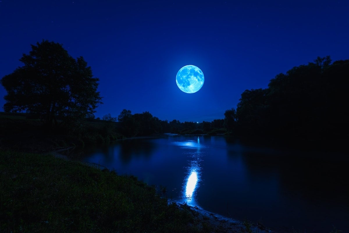 Experiencing a moonlit night over a lagoon is a top thing to do in Puerto Escondido at night. 