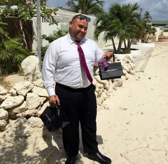 Man holding a gift at First Class Experience Aruba.