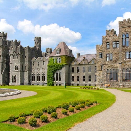 A luxury castle hotels in Ireland with garden. alnd
