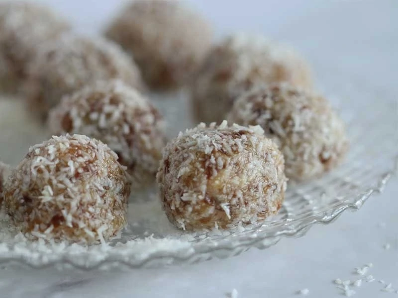 These no-bake healthy energy balls are packed with dates, tahini and coconut