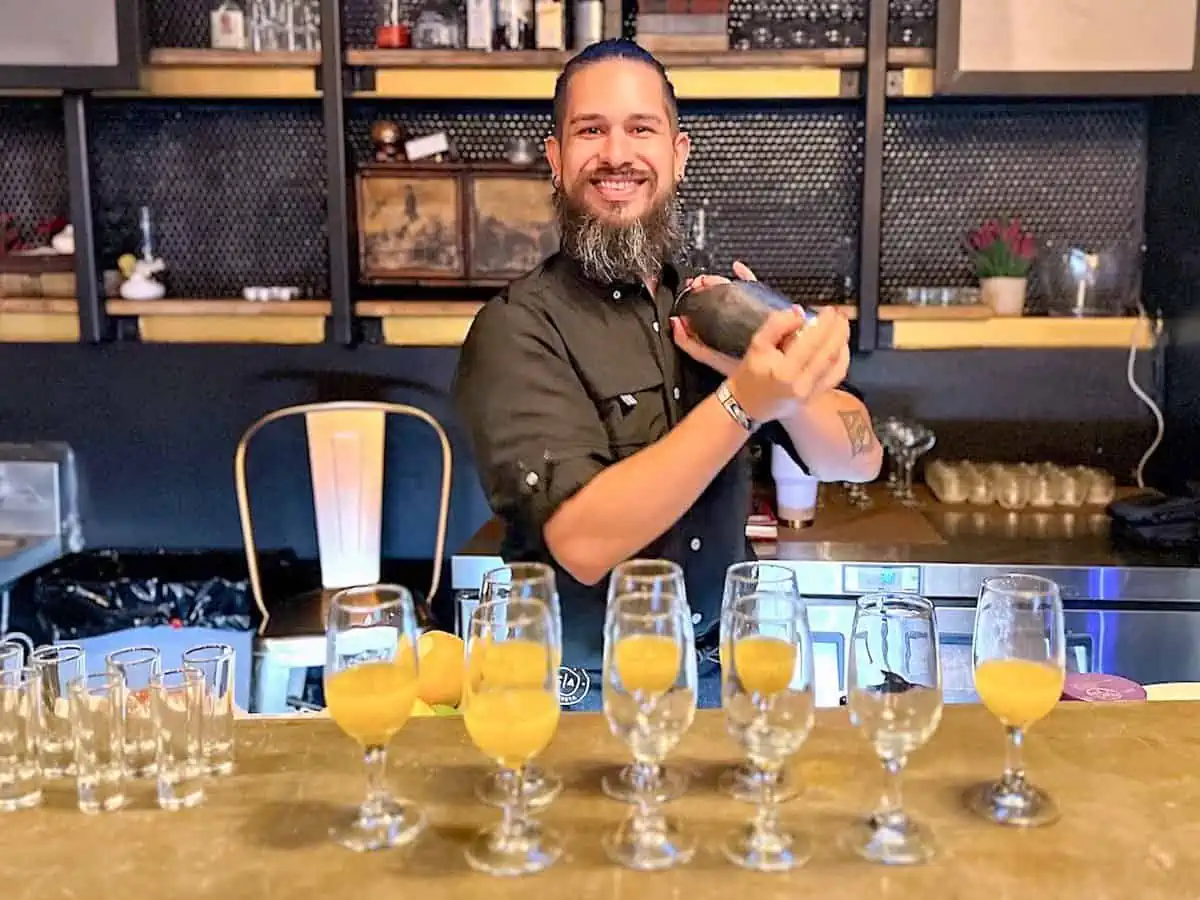 Bartender at Atelier Cocina Abierta making a cocktail. 