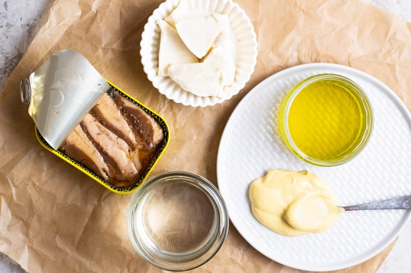 Ingredients for a canned sardine pate recipe by Martín Berasategui include tinned sardines, Laughing Cow cheese, mustard, olive oil and mineral water. 