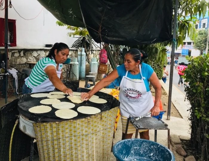 making tortillas de maize