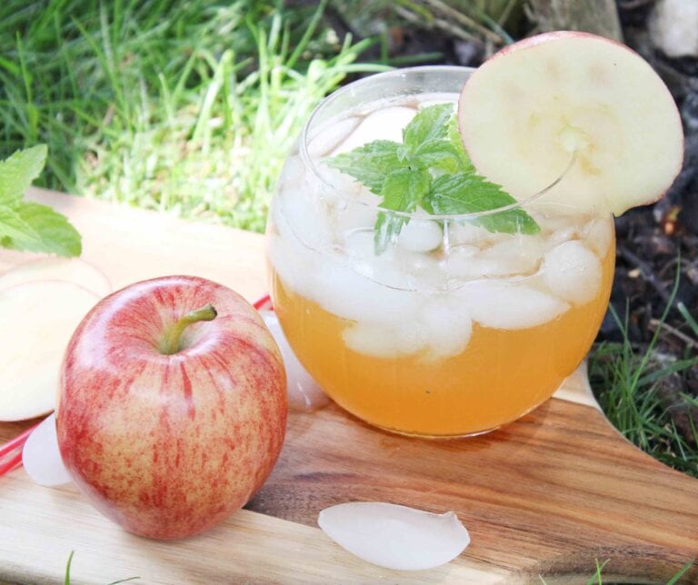 glass of apple cider mojito outdoors