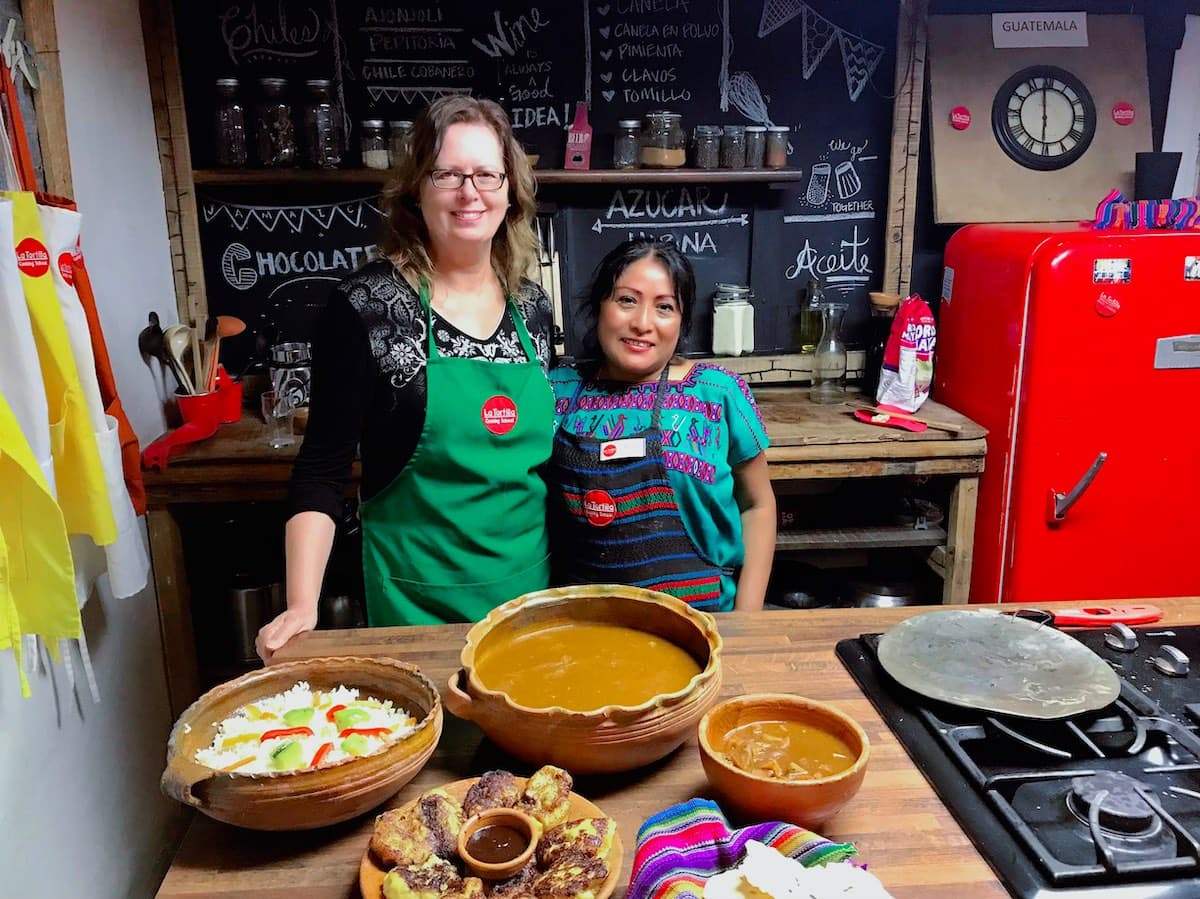 Schülerin und Lehrerin an der La Tortilla Kochschule in Antigua Guatemala.