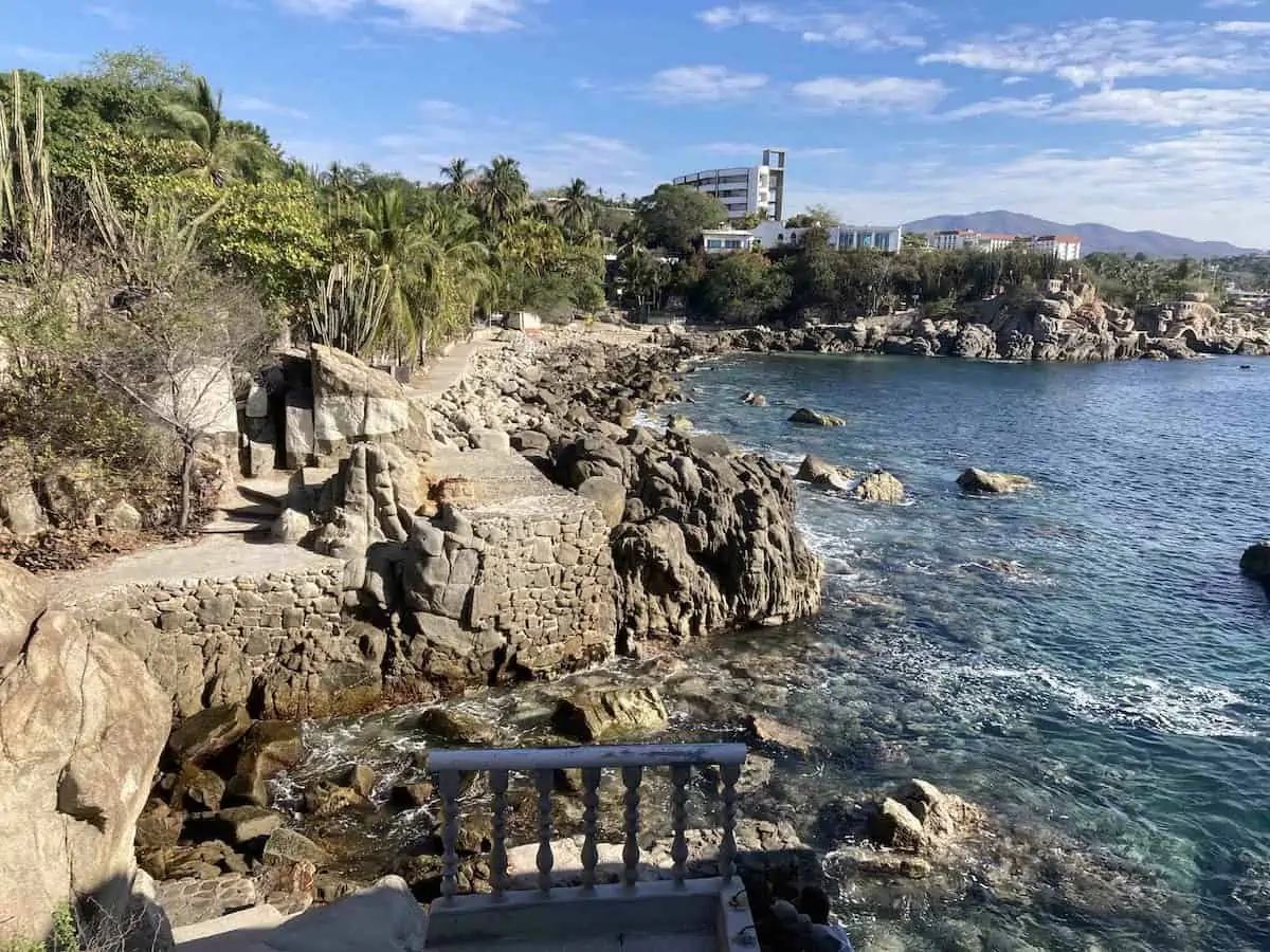 The andador escenico in Puerto Escondido is open to the sea.