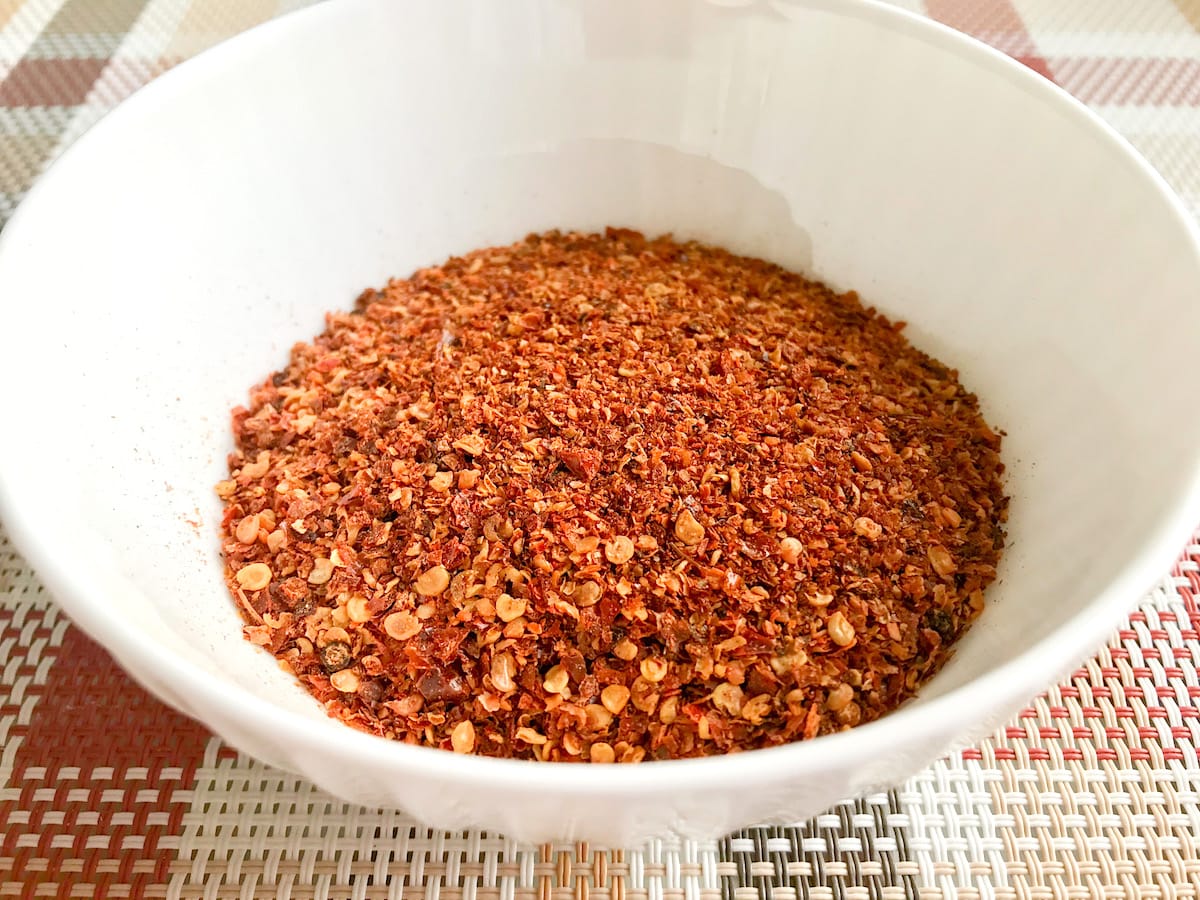 Crushed Chile Cobanero - Chile de Cobán in a white bowl to be used for kakik.. 