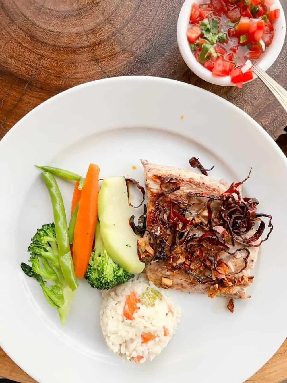 Filete de Pescado al Ajillo on a white plate. t