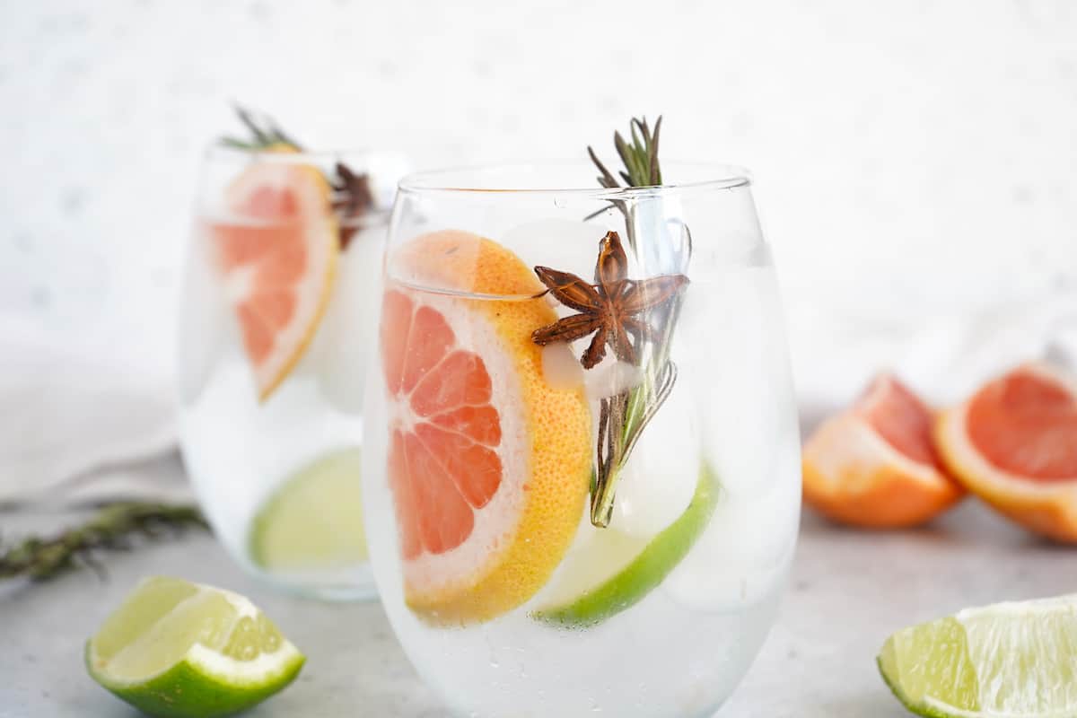 Close-up of two glawsses of Spanish Gin and Tonic.