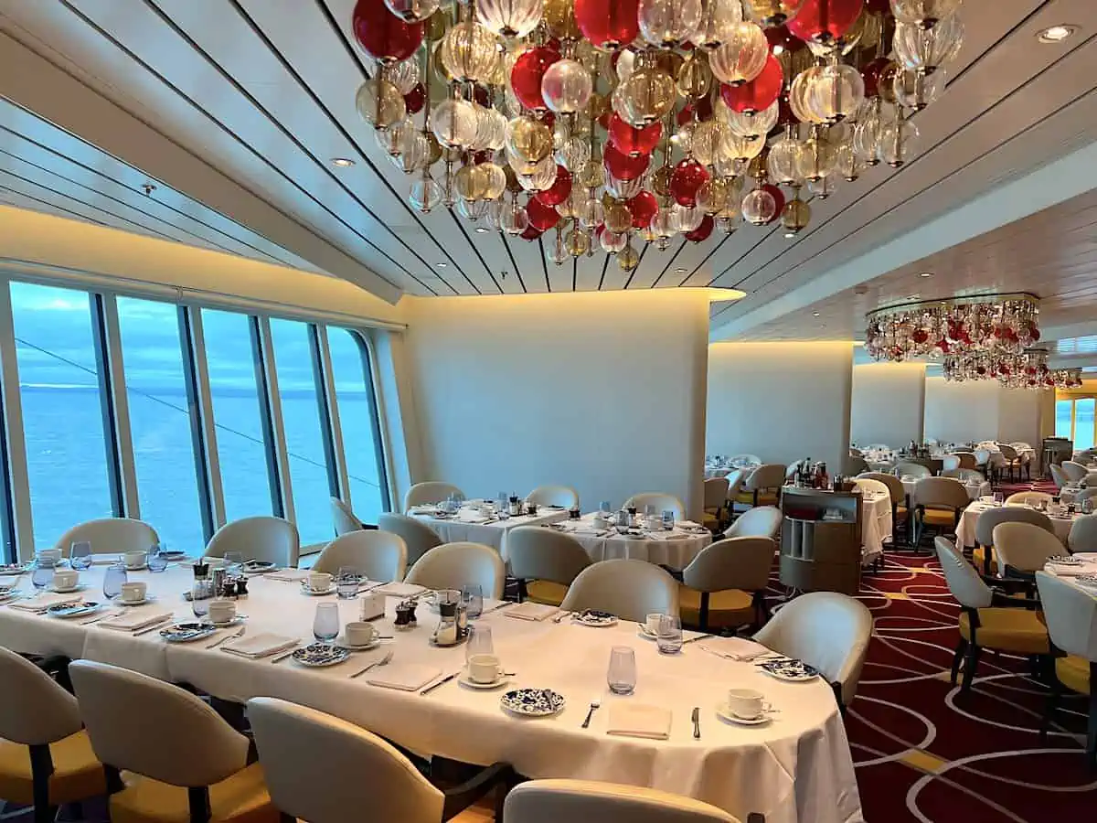 Dining room on Nieuw Statendam in the morning.