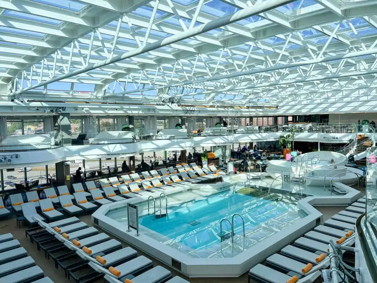 Swimming pool on the Nieuw Statendam. 