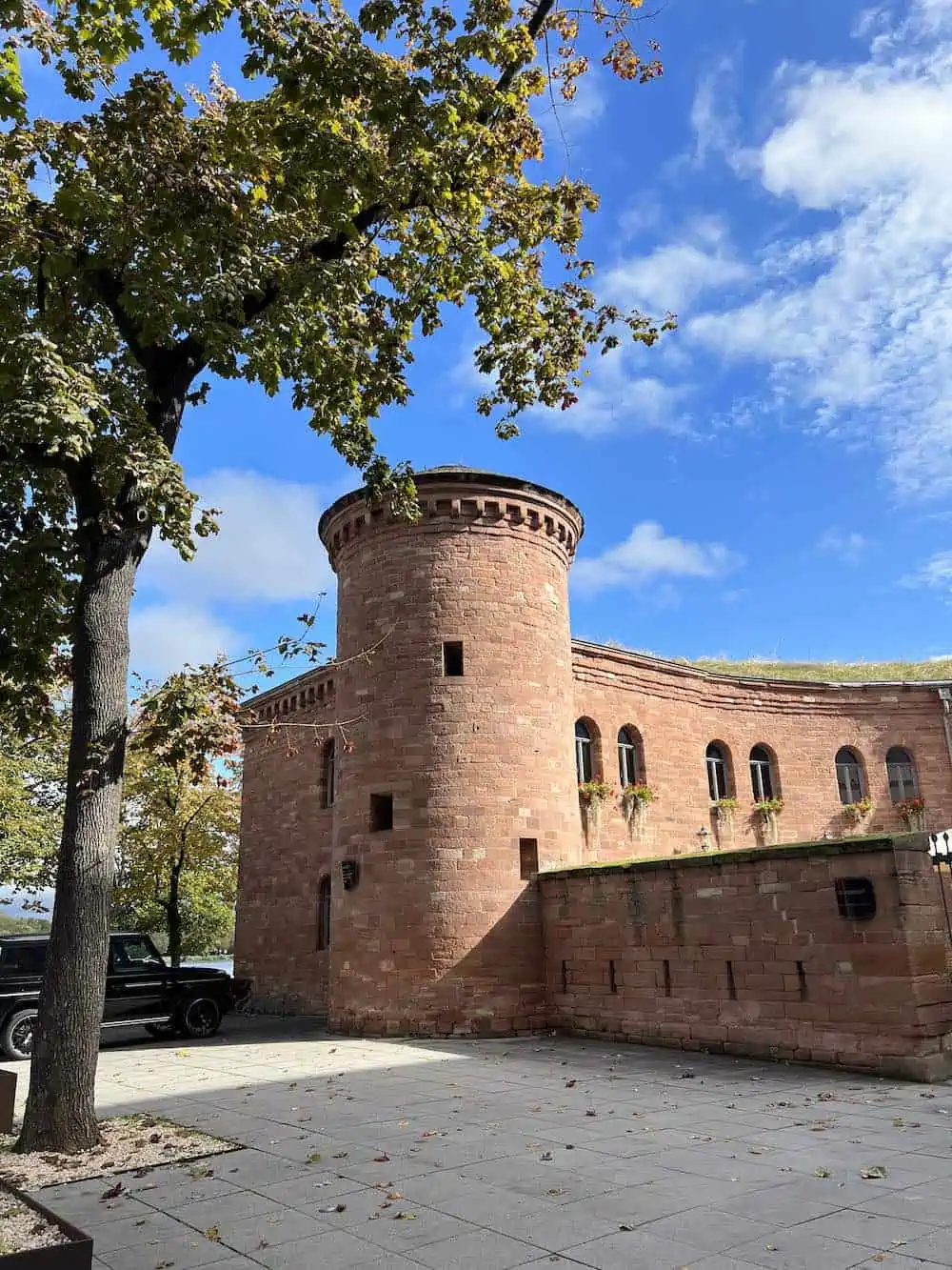 The Malakoff Fort is integrated into the modern structure of the Hyatt Regency Hotel in Mainz.