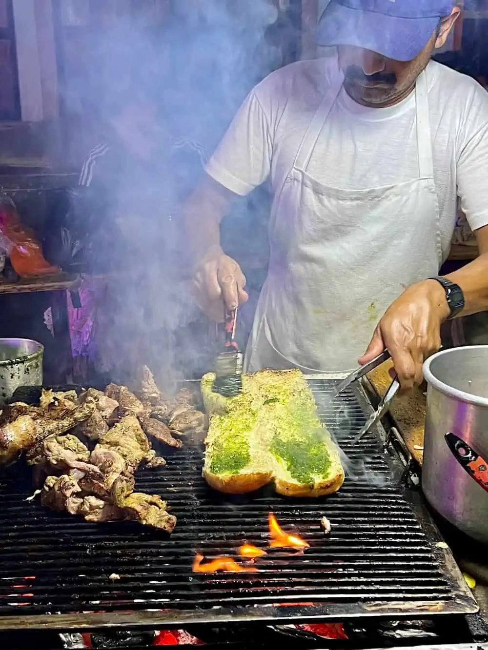 Preparing the bun at Shuko de Blas in Jocotenango.